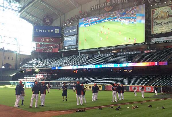 MLB's tweet photo. Looks like @ussoccer is the only thing that matters right now. #OneNationOneTeam http://t.co/9rAU3uY8TZ