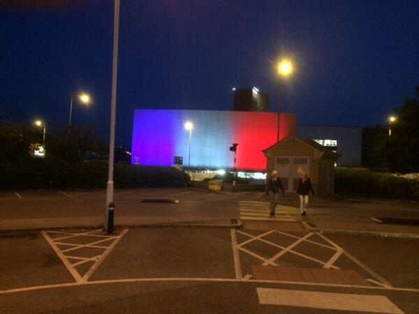 <a href="/letouryorkshire/">Tour de Yorkshire 🚴</a> University of the Year <a href="/HuddersfieldUni/">University of Huddersfield</a> lights up to welcome Le Tour to @LeedsCityRegion