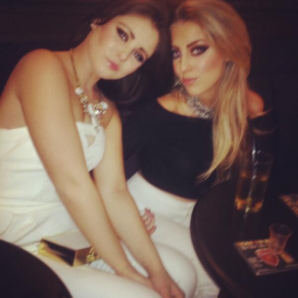 JessicaJonesox's tweet photo. My al &amp; me 🎉👯💋💛 http://t.co/0cEey5yuhD