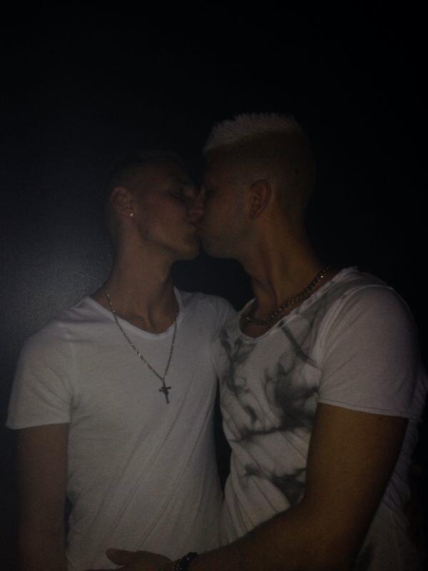 Me and my favourite boy @deacon_hunter @BritXXXmodels @ApplyToModel @COPBlog @MzSmacky #gay #porn #kiss