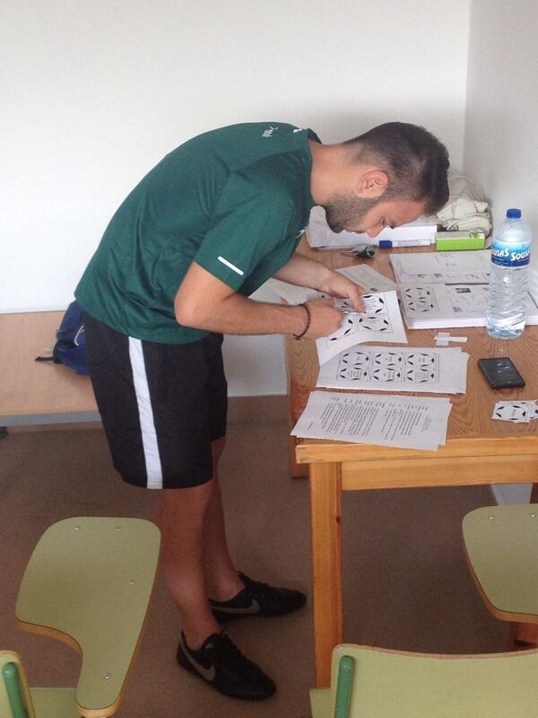 CampusBolanos's tweet photo. Nuestro profesor del inglés @jaimenunez00 continúa impartiendo sus clases con los chicos del Campus de Fútbol http://t.co/Y2b1Sm4XhV