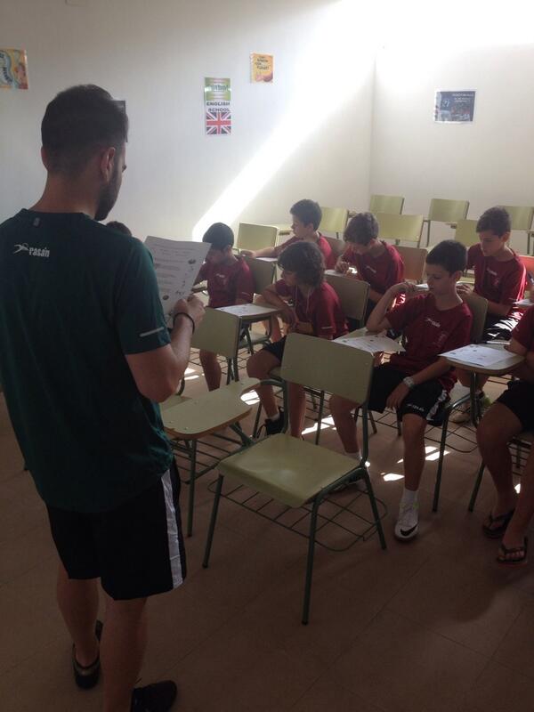 CampusBolanos's tweet photo. Nuestro profesor del inglés @jaimenunez00 continúa impartiendo sus clases con los chicos del Campus de Fútbol http://t.co/Y2b1Sm4XhV