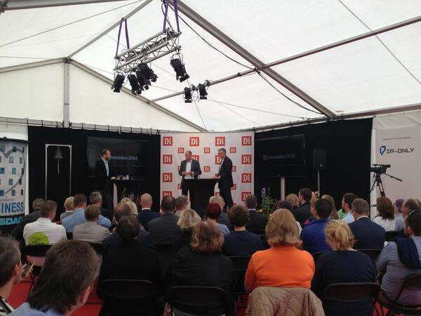 vicericsson's tweet photo. Hållbarhetsfrågor är strategiska. De hör hemma i styrelserummet, säger Peter Norman. #svpol #almedalen #dialmedalen http://t.co/zErP2MpRaL