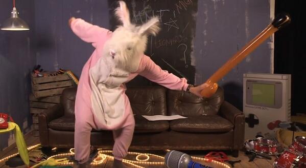 S4TURATI0N's tweet image. look at the shoes its harry #dancingrabbit