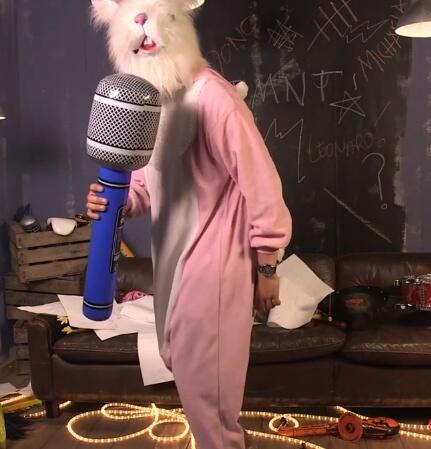 S4TURATI0N's tweet image. look at the shoes its harry #dancingrabbit