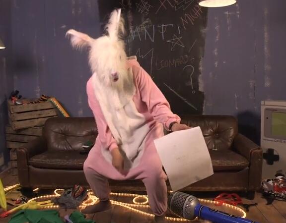 S4TURATI0N's tweet image. look at the shoes its harry #dancingrabbit