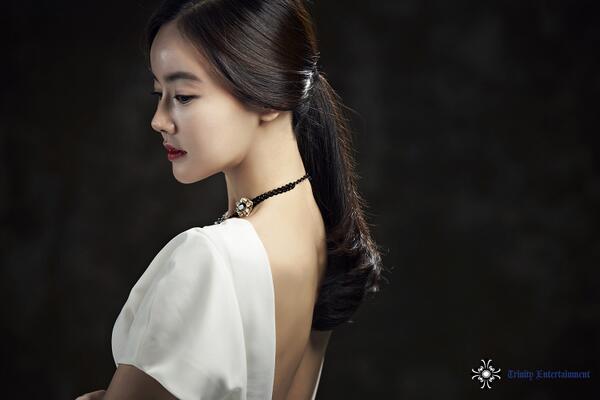 TRINITY_ENTER's tweet photo. #기분좋은날 의 순수미녀 #황우슬혜 씨가 고혹적인 자태를 뽐냈습니다! 러블리약사 #정다애 가 아닌 팜므파탈 여배우로 변신한 슬혜씨의 반전화보를 트친분들께만 깜짝 공개합니다 :D http://t.co/CDW8VfMdMV
