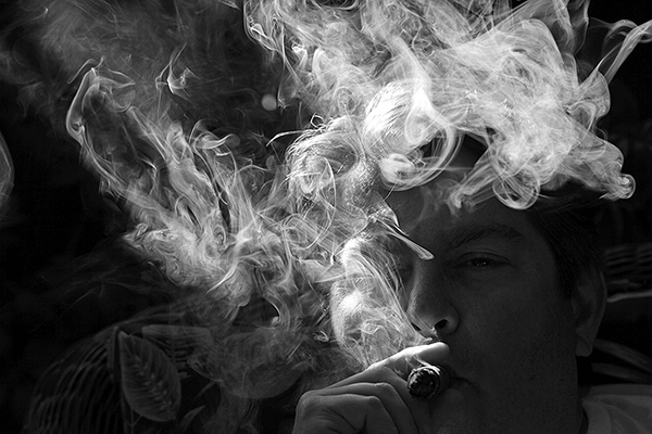 PeacePipeFL's tweet photo. What do you see? #happy #smoke http://t.co/To8byMCWcK