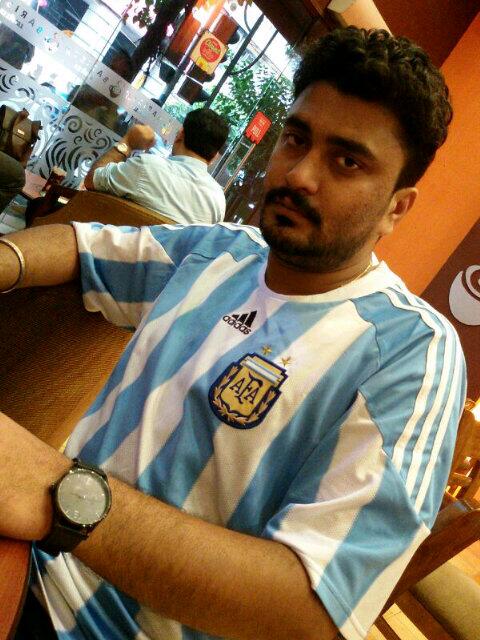 sakithemarketer's tweet image. An Argentine defender @ a local cafe. #Argentina #fifaworldcupbrasil #FifaWorldCup  #football #barista #footballfever