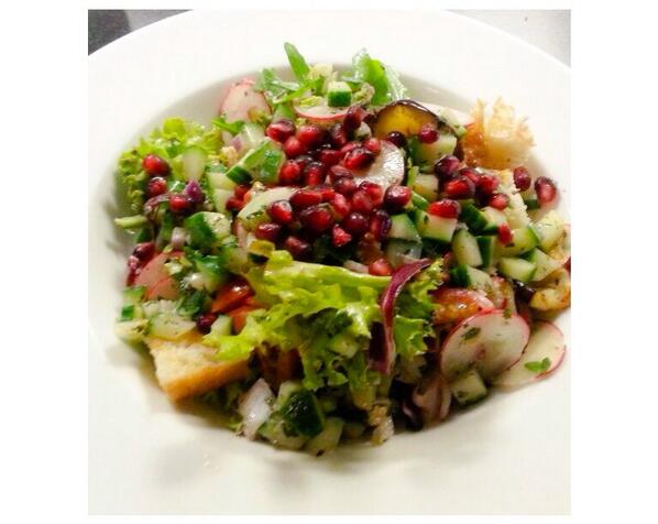 Heerlijke biologische fattoush salade met flatbread en granaatappel. ☀️🍃Heb jij dit voorgerecht al geproefd? 🍴