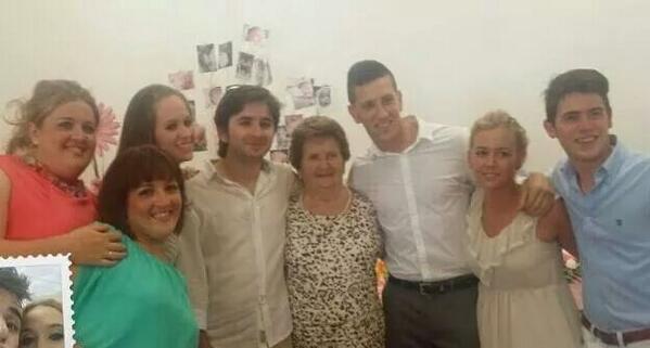 DesiDesy16's tweet photo. Abuela con los nietos @ELIZABETHLILLO @JabySanr @harrycarmona @NoraSfc @DesiDesy16 @ochio25 #jairo http://t.co/wHctBUdZO7