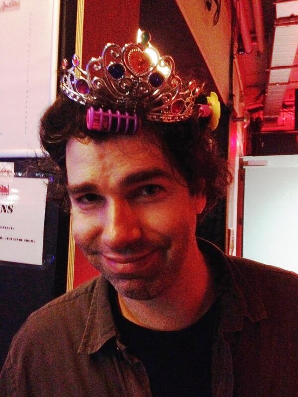 Onze frontman Klaas is vandaag jarig en dat verdient een kroontje!