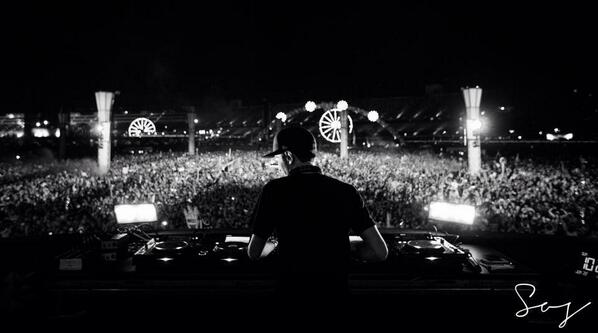 Anjunabeats's tweet photo. .@Mat_Zo_MRSA live at @EDC_LasVegas 2014 #MatZoMix https://t.co/GwMoHqKsju iTunes: http://t.co/AscQdOAzIT @SosAdame http://t.co/llcDf28RV4