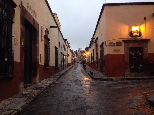 AMPeriodicoSMA's tweet photo. Amaneciendo desde la calle de Correo y Recreo. Buenos días San Miguel! http://t.co/RVNPYI8XZQ
