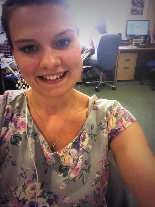 ElelyonDance's tweet image. First day in the office with these lovelies!  #officeselfie #keepingcreative