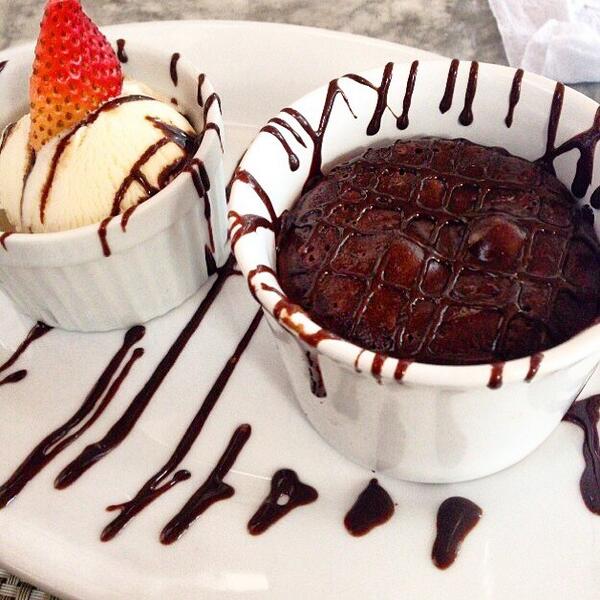 LorettaCafe's tweet photo. Mmm.. Quién se anota para un rico #FondantDeNutella🍫 a media tarde🙋?

[Foto Por: @katherinemedinaf✨] http://t.co/YmgtHxa37P