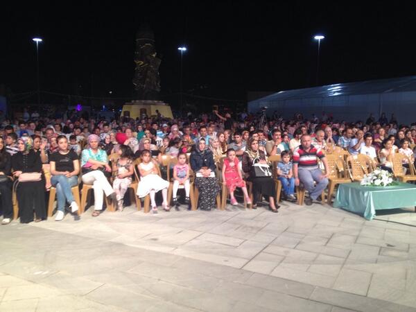 TRT'nin sevilen dizisi Seksenler'in oyuncuları birazdan sahnemizde...