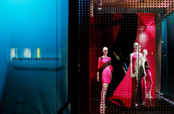 thedisplayshop's tweet photo. #VisualMerchandising #windowconcepts #VM #windowdisplays #displays #graphics #fashiontrends #NYC #tdsrocks http://t.co/upM6sx6nIi