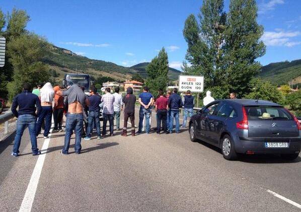 CJC_Media's tweet photo. Hoy los mineros han salido a la lucha tras conocer el despido de 120 trabajadores de Minerplan.¡VIVA LA LUCHA OBRERA! http://t.co/HSJJ1Nx6hH