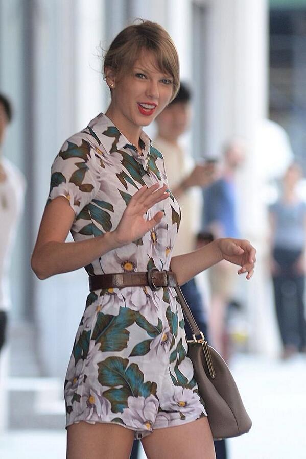 TSwiftiesIND's tweet image. #SwiftUpdate Flowers everywhere, love it (7/3/2014)  -g