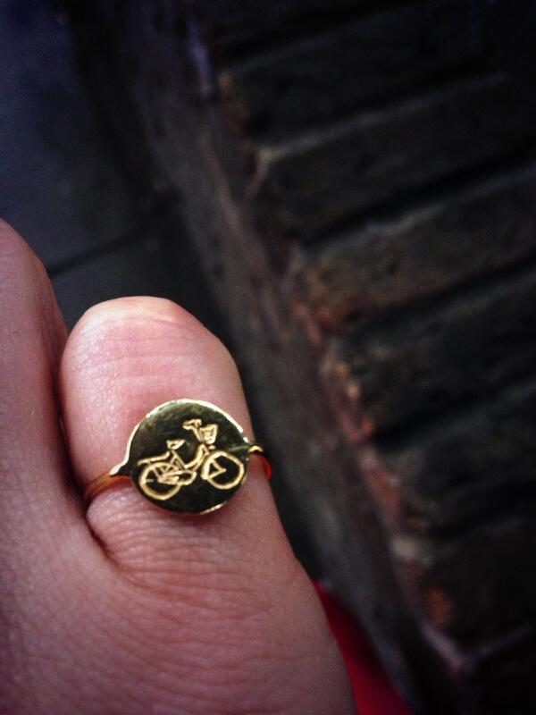 RidingDirrty's tweet photo. Real life @daisyknights ring all its glory. It's wheeeeely beautiful. http://t.co/LySwRWfA8h