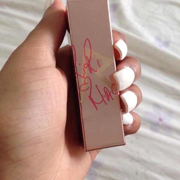 _HoneyBEE__'s tweet image. 👀 from lol RT @Fierce_NaY: Had to re up😏 @rihanna M•A•C
#whosthatchick💄