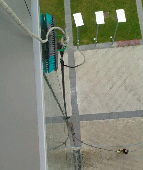 PERTITEC's tweet image. Limpiando con viento y a 21 metros del suelo no queda más remedio que asegurar la pértiga