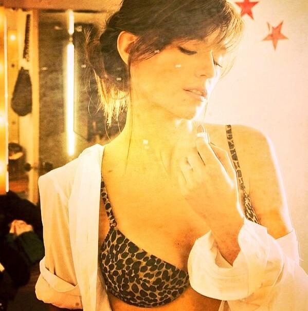 venusenpielcol's tweet photo. Tienes que imaginarme totalmente desnuda. #venusenpiel @fteatronacional http://t.co/HpvClh8z10