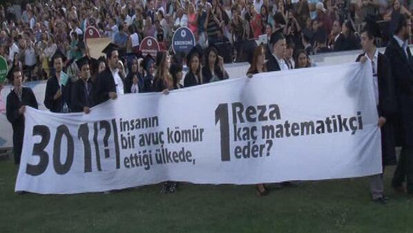 Boğaziçi Üniversitesi mezuniyet törenine protesto pankartları damga vurdu bit.ly/1mVFexP
