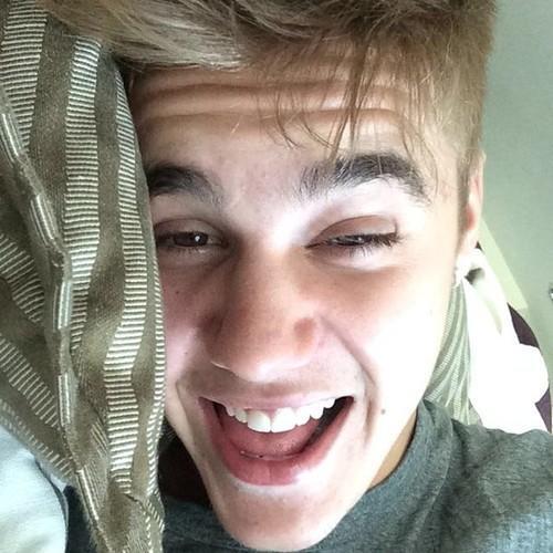biebereactionss's tweet photo. cuando te despiertas después de haber tenido sueños calientes http://t.co/dyaLSPcAD2
