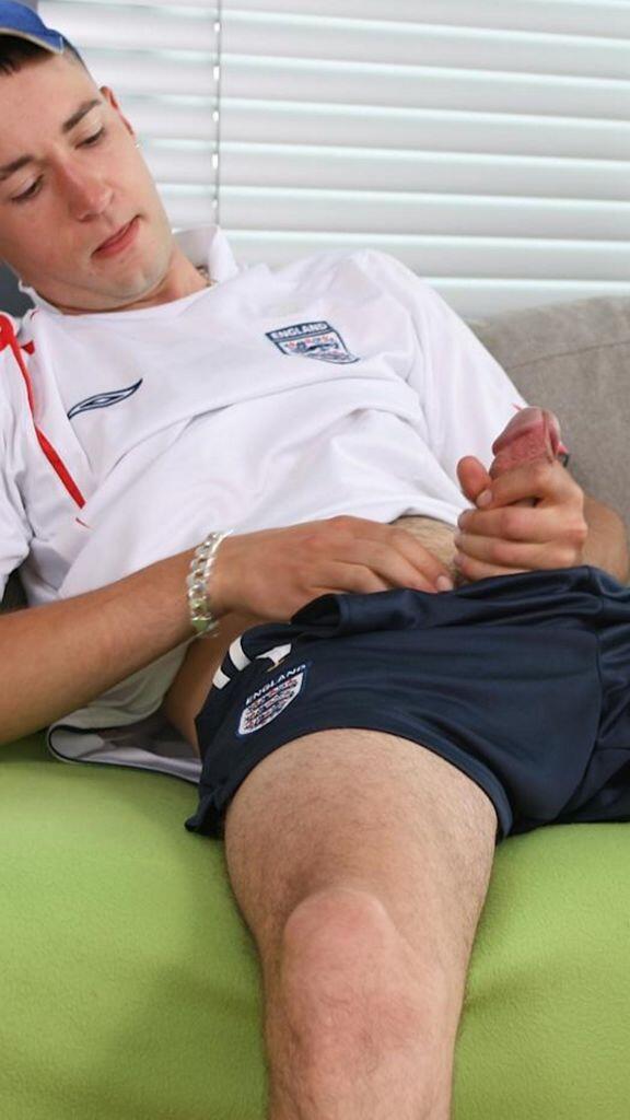 I will never tire of seeing horny guys in footy kit.