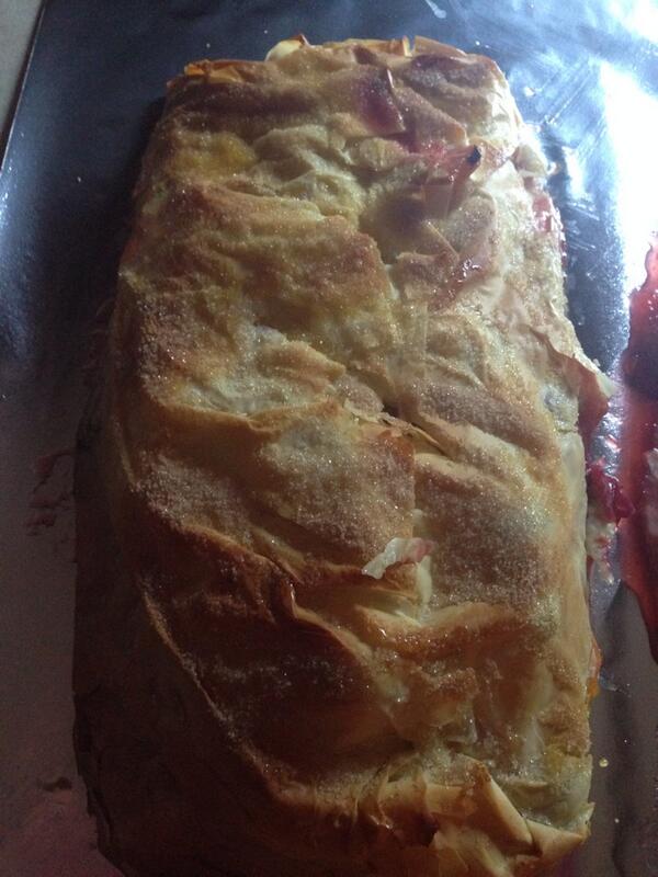 Deeverb's tweet image. Vegan Strawberry/ Rhubarb strudel.