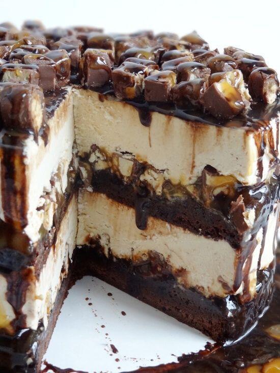 YummyImages's tweet image. Snickers Peanut Butter Brownie Ice Cream Cake