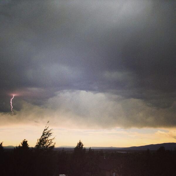 Floradeamour's tweet image. @Zaffino lightning strikes over Redmond or