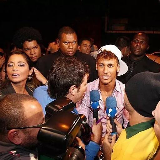 cdtbutanta's tweet photo. Fazendo escolta pra neymar junio http://t.co/XDVhCBUWBv