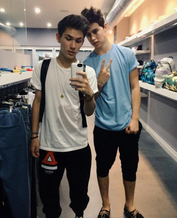 carterreynolds's tweet photo. ✌️ @Nashgrier http://t.co/n9otYQQpwb