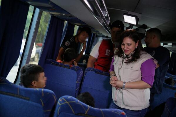 Recibí en Corinto a grupos familiares con ninos repatriados d #México.Les aconsejé quedarse en el país <a href="/JuanOrlandoH/">Juan Orlando H.</a>