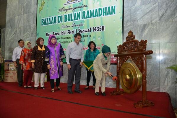 DPR_RI's tweet photo. ((News) Sekjen DPR Apresiasi Penyelenggaraan Bazar (2/7) #setjen
http://t.co/Uko6NnXK1f http://t.co/Rt9i8bV4Kh