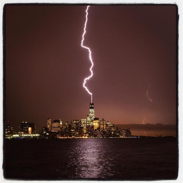 GaryHershorn's tweet image. This bolt hitting One World Trade Center turned the sky red. #newyork #newyorkcity @nyc @newyork #lightning