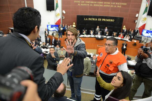 Así reprimieron a los manifestantes dentro del Senado en la discusión de #LeyTelecom  via <a href="/alexmelon/">Alejandro Meléndez @alexmelon.bsky.social</a>