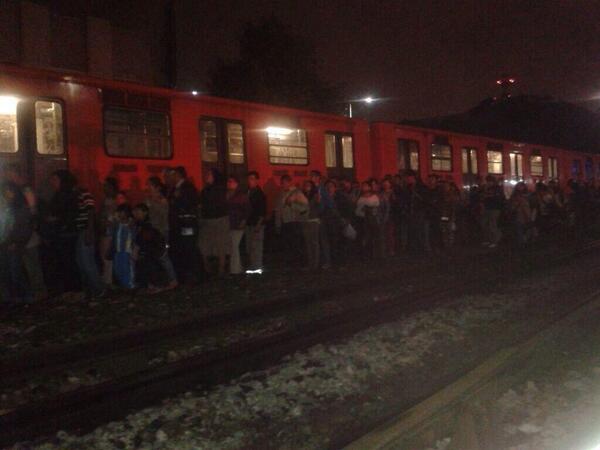 Para tu sección mi <a href="/elwarpig/">WARpig</a> #VisitMexico evacuan decenas de personas en la línea 5 del metro!!!