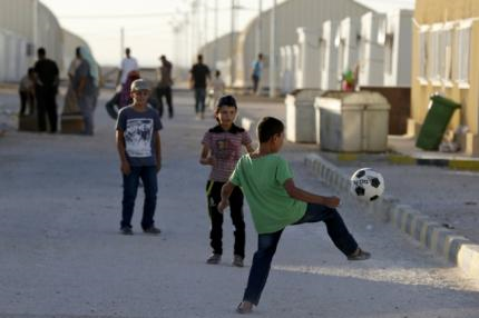 AlArabiya's tweet photo. أطفال لاجئون سوريون يلعبون كرة القدم قبل الإفطار في مخيم للاجئين شرق الزرقاء في# الأردن
#العربية #سوريا http://t.co/EDxt5Ed3Nb