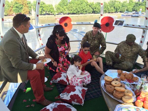 CombatPhot's tweet photo. A cheeky little #poppypicnic on the #milleniumeye http://t.co/BsbO7Ii2Fn