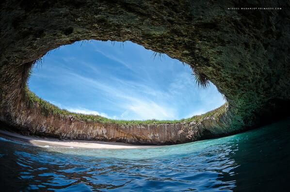 swaragamafm's tweet photo. Hidden Beach, Marietas Islands, Meksiko | Pantai tersembunyi ini sangat layak disebut sebagai surga. #travelnotes http://t.co/20Vg3oloJz