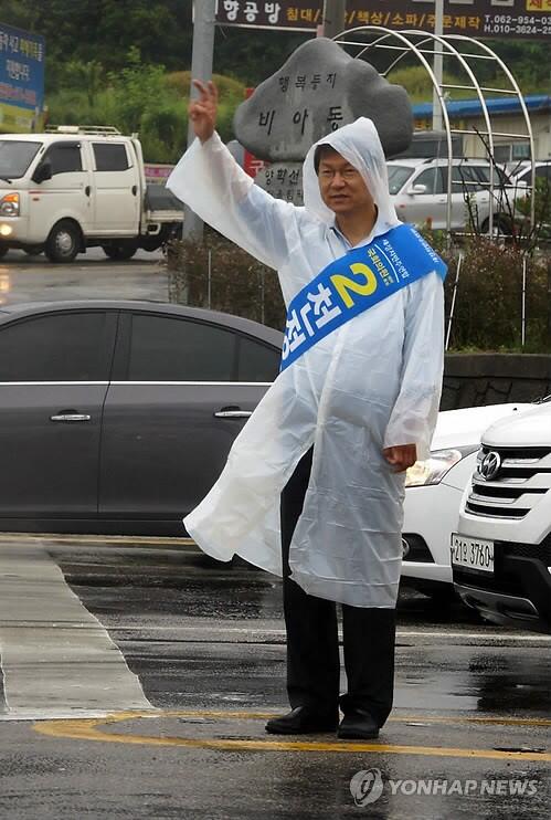 "@hoongkildong: 안철수는 "이미 내 손을 떠났다"며 천정배 공천에 대해 부정적 메시지 전달, 천 장관은 "강한 야당 만들어 정권교체 길 개척하겠다.."응원합니다! " 안철수는 이미 국민 맘을 떠남?