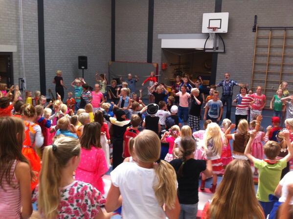 Met de hele school het vliegerlied!