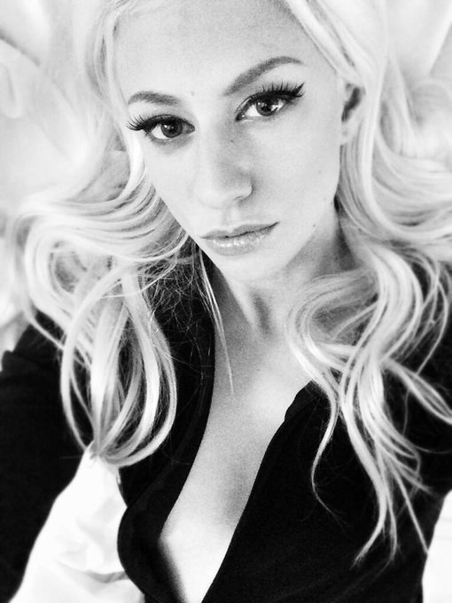 Good night the Volters ! 💤💛😘 Bonne nuit les Volters #US ! 💋😴 http://t.co/H4md3qR3VM<a href="/tag/us"class="tags"><span>#us</span></a>