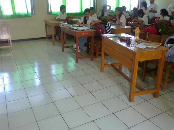 Fasthemmus's tweet photo. Kangen suasana kelas gak sih? :') ini akhir kls 11 udah mau ukk kita bersih2 sampe lantainya kinclong :'D http://t.co/lqjBeKuPer