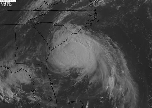 NBCNews's tweet photo. Here Comes #Arthur: Atlantic's first hurricane of 2014 takes aim at North Carolina http://t.co/9mMXHxtJmX http://t.co/Y941gccCZK