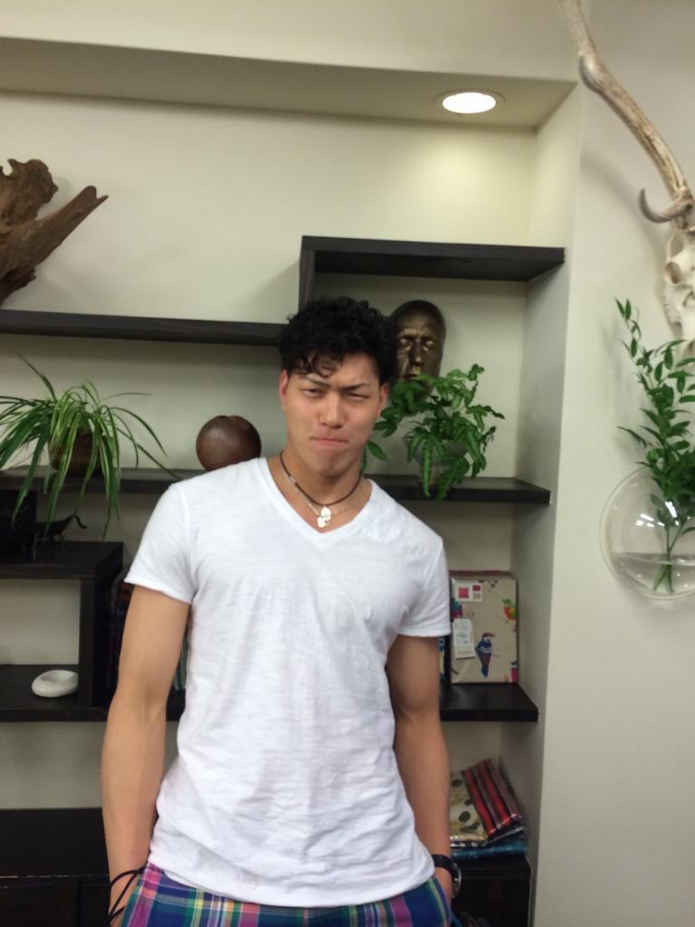 Twitter पर 清水邦広 今日は久しぶりにしんちゃんの所へ髪切りに行ってきました V 久しぶりに会えて楽しかったし しんちゃんお任せカットしてもらいましたー ホントにいつもありがとうー またがんばりますよー V Http T Co Idxwg3tyd3